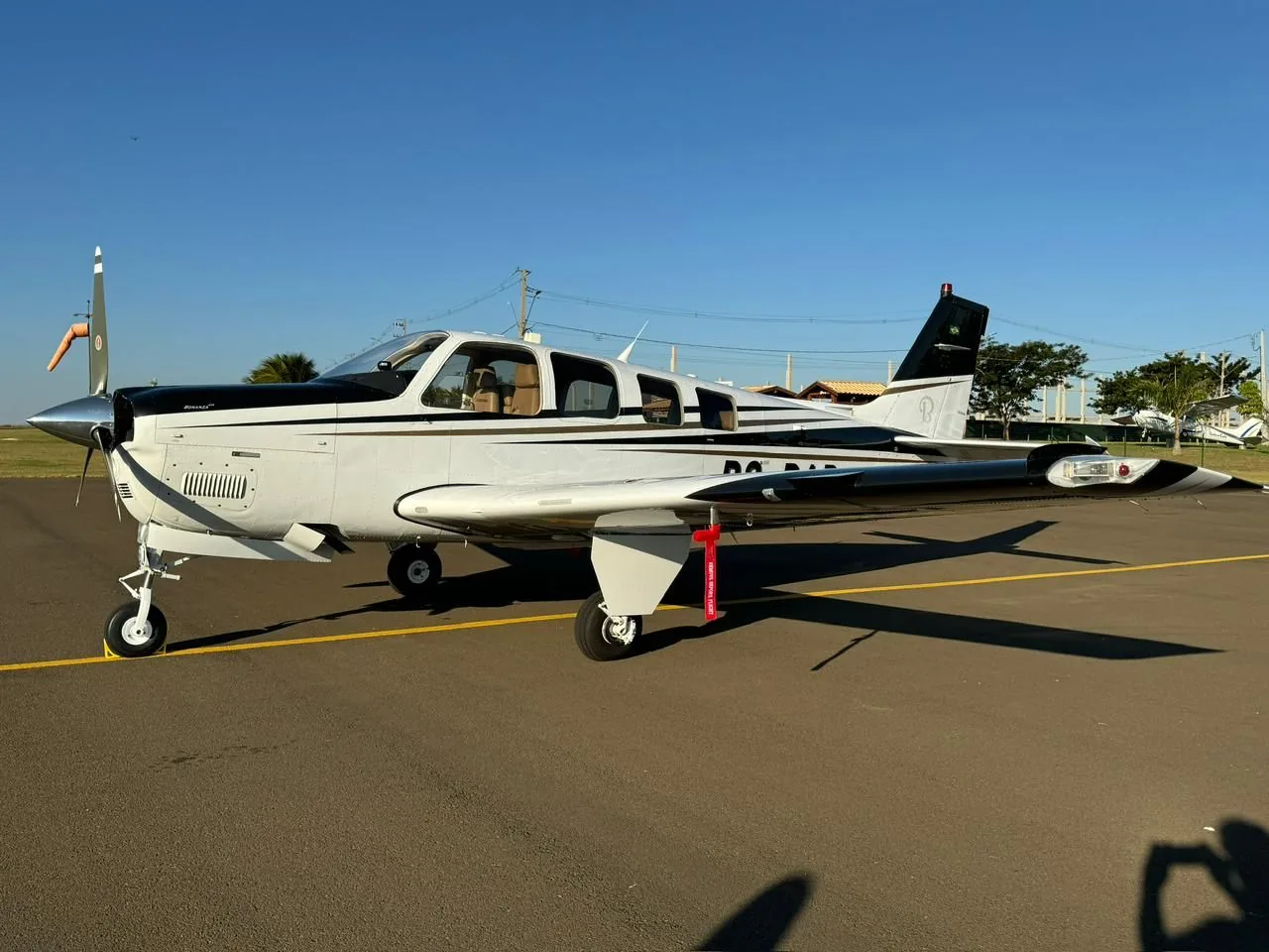 Beechcraft Bonanza G36 2012 do anúncio da CFLY, visto de lado no pátio