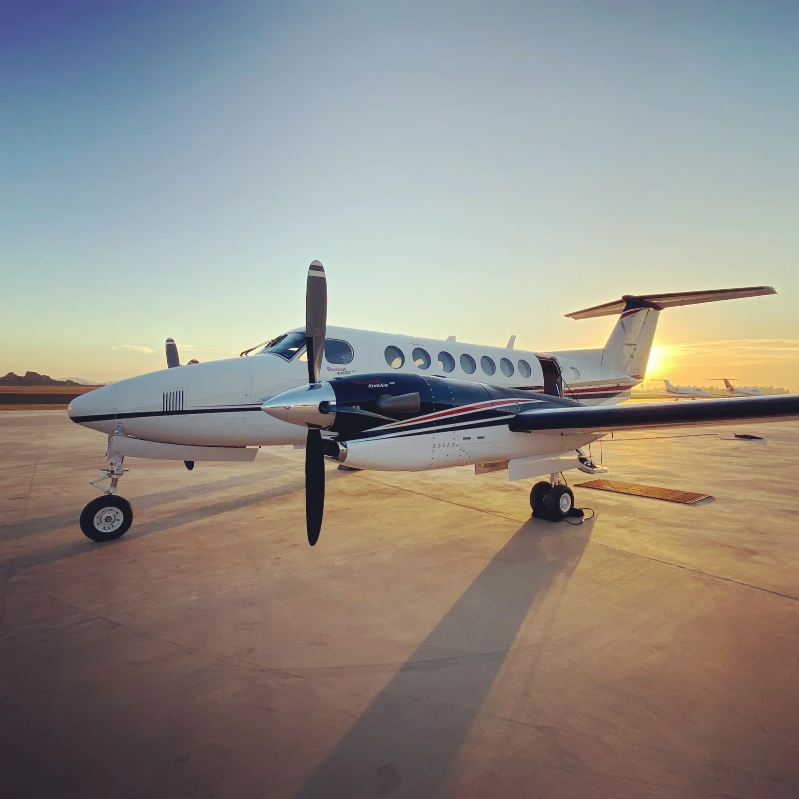 King Air 350 PR-CCB ao pôr do sol