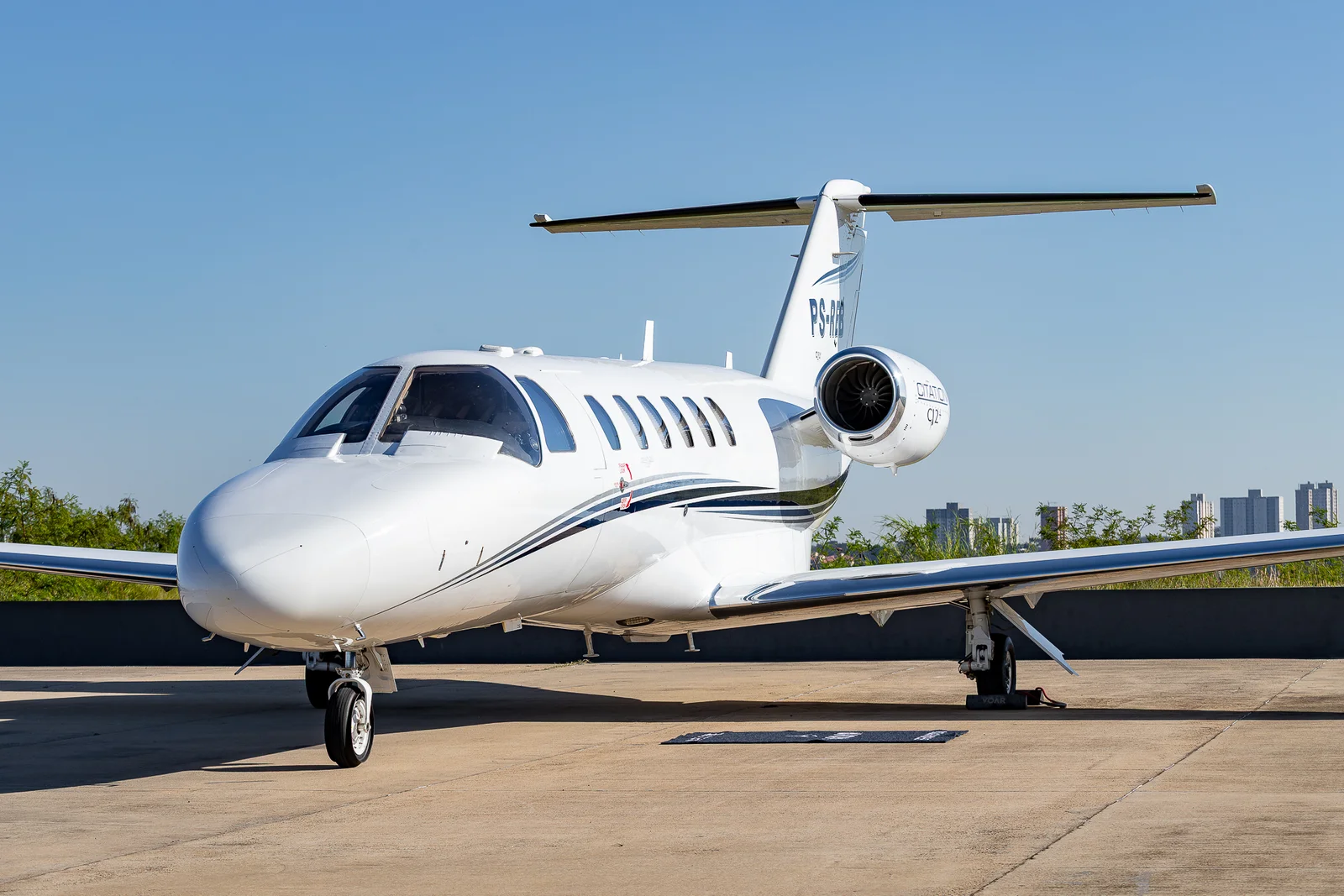 Citation CJ2+ PS-REB no pátio, visto de frente em três quartos