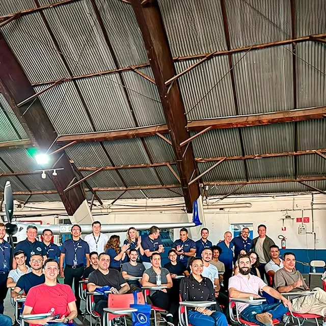 Alunos da EAR em palestra no hangar durante visita ao Campo de Marte